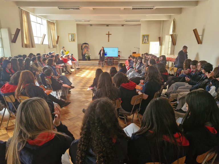 Estudiantes y docentes del Colegio William James participaron en jornada de reflexión sobre convivencia educativa