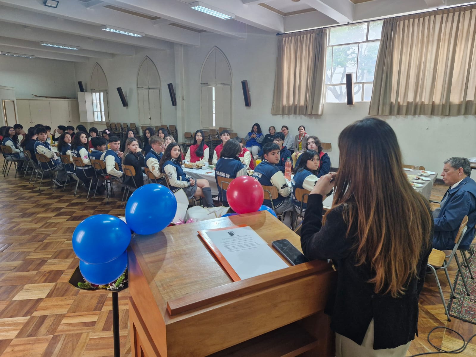 Estudiantes de 3° medio del Colegio William James despidieron a sus compañeros de 4° medio con un desayuno